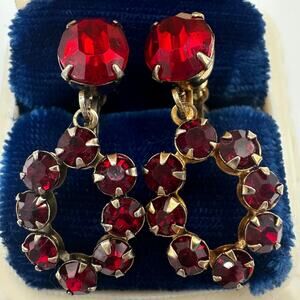 1940s vintage gold tone red glass rhinestones dangle screw back earrings
